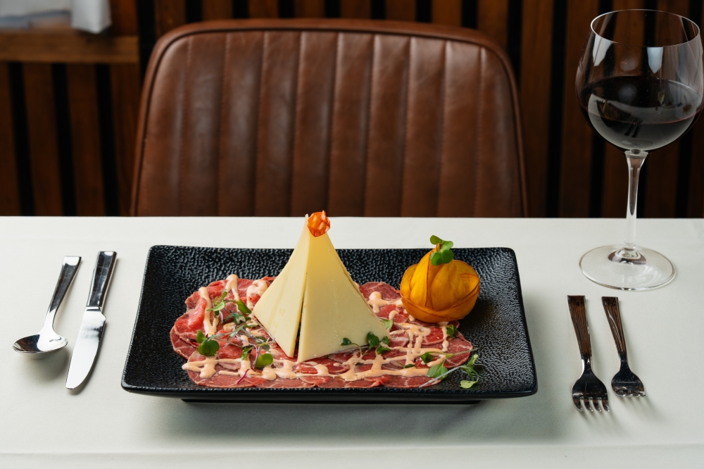 The Carpaccio di Manzo comes with thinly sliced filet mignon, organic arugula, salsa rossa, and shaved parmesan. (Courtesy Acquario Italian Restaurant)