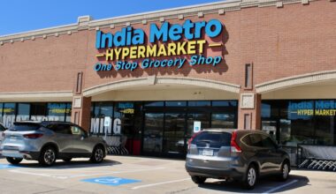 a sign on the outside of a building that says India metro hypermarket