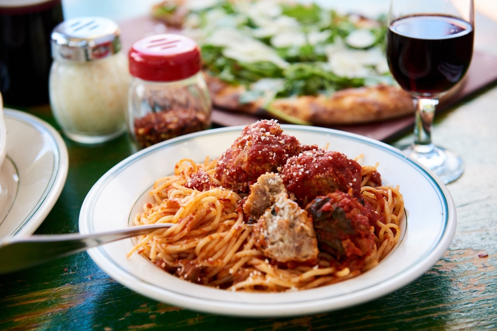 A plate of spaghetti and meatballs