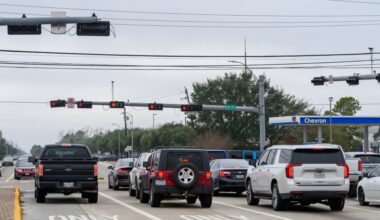 Drivers wait in traffic on the East Broadway Street and Dixie Farm Road intersection. (Jamaal Ellis/Community Impact)