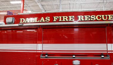 1 dead, firefighter injured in east Oak Cliff house fire