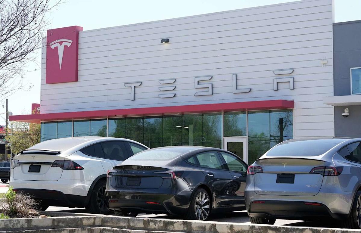Tesla's range claims are bogus, Texas owner says in suit. He gets half the advertised mileage.