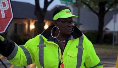 North Texas dads raise thousands to buy new car for beloved elementary crossing guard: "Everybody loves her" | National and World News