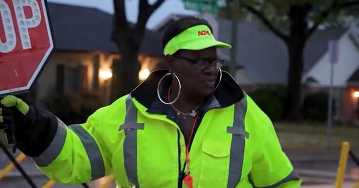 North Texas dads raise thousands to buy new car for beloved elementary crossing guard: "Everybody loves her" | National and World News