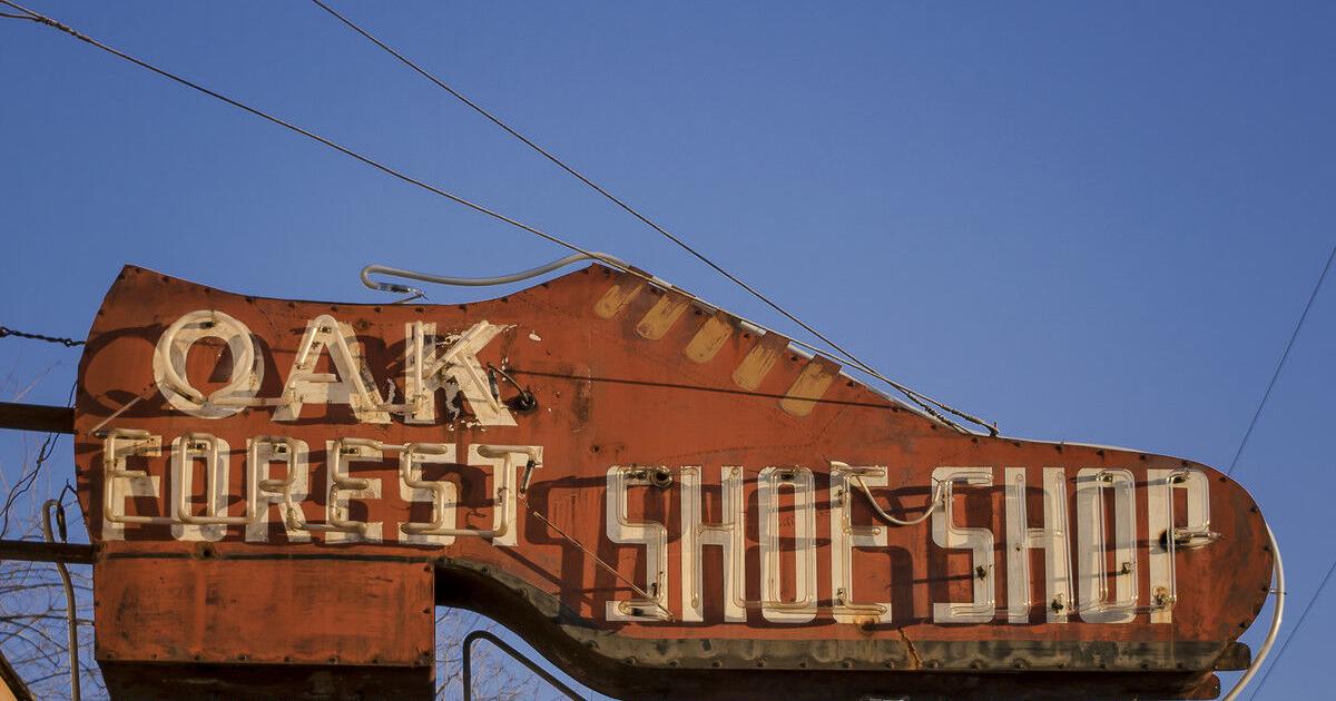Preservation Houston presents “Signs of the City: Framing Houston’s Roadside Landmarks,” a photography exhibition by Molly Block | The Arts