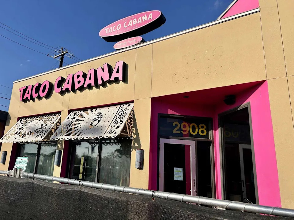 A lockout notice was posted to the front door of the Taco Cabana location on Broadway near The DoSeum. (Polly Anna Rocha/MySA)