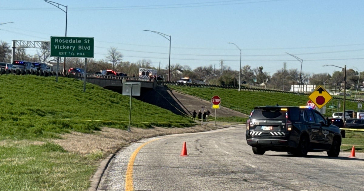 1 injured in Fort Worth police shooting on Highway 287; highway closed in both directions