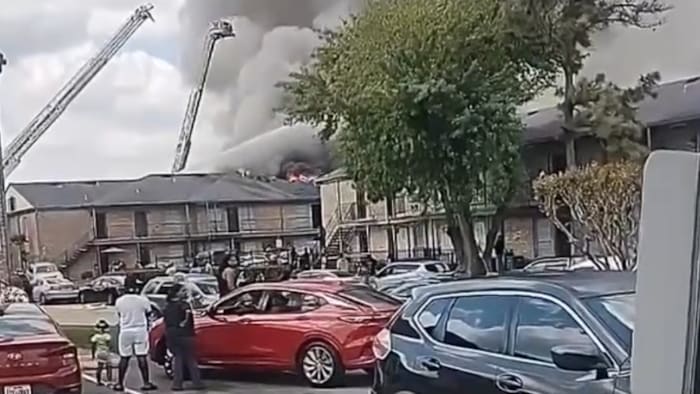 One injured after fire breaks out at SW Houston apartment