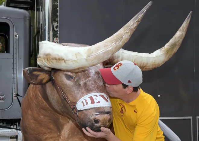 Sep 15, 2018; Austin, TX, USA; Southern California Trojans fan kisses inflatable Bevo mascot before the game against the Texas Longhornst Darrell K Royal-Texas Memorial Stadium. Mandatory Credit: Kirby Lee-USA TODAY Sports