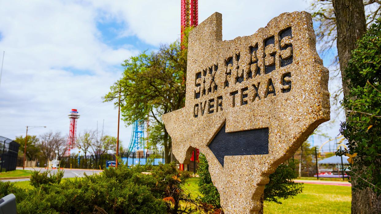 Welcome sign at Six Flags Over Texas in Arlington, Texas, TX, USA