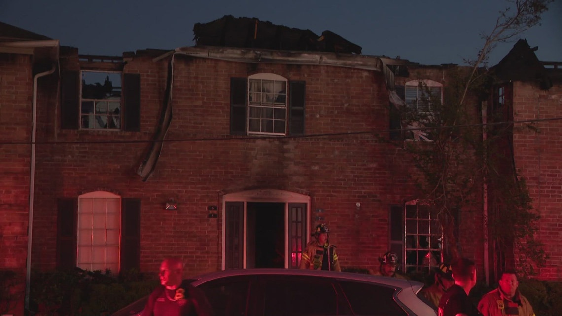 HFD: West Houston apartment fire damages 14 units