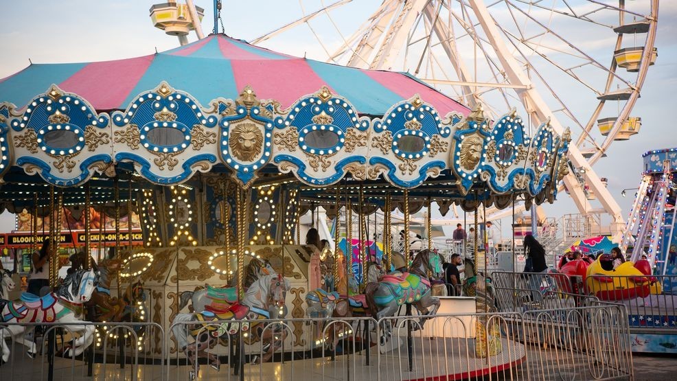 People enjoying a carnival ride at Rodeo Austin.   3/28/25)