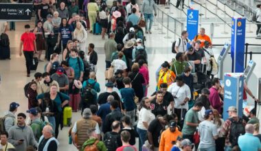 Travelers wait as long as 3 hours in Houston airport on partial government shutdown