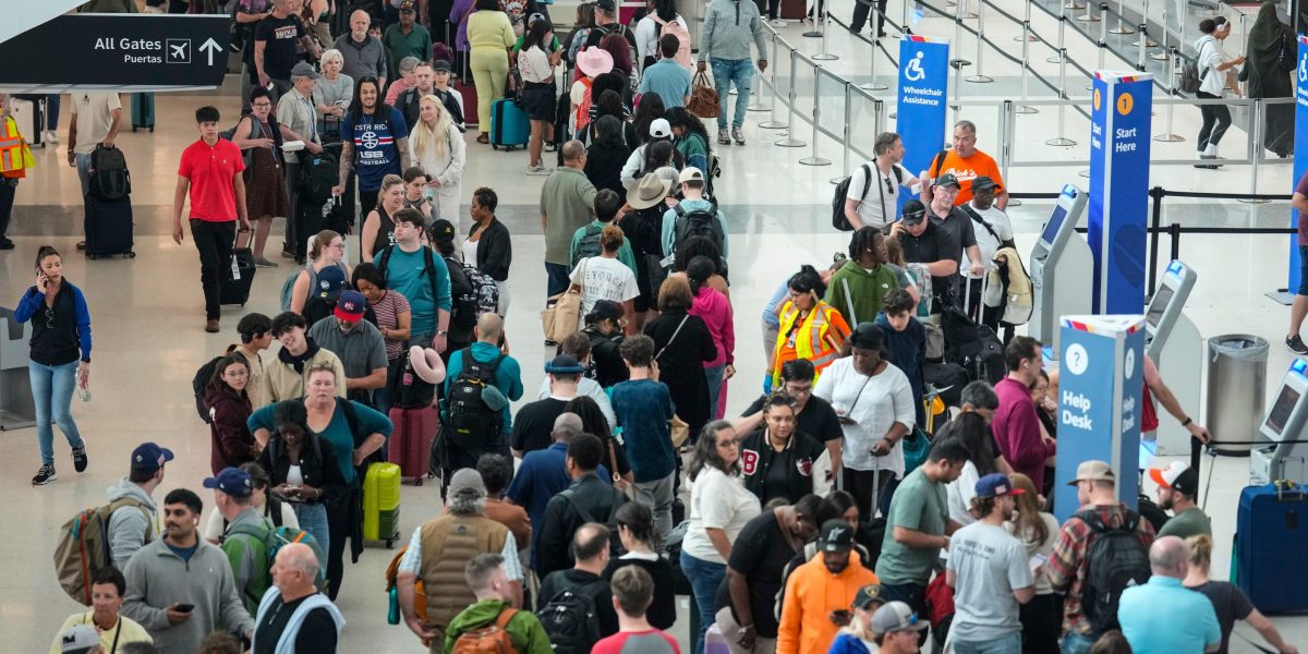 Travelers wait as long as 3 hours in Houston airport on partial government shutdown