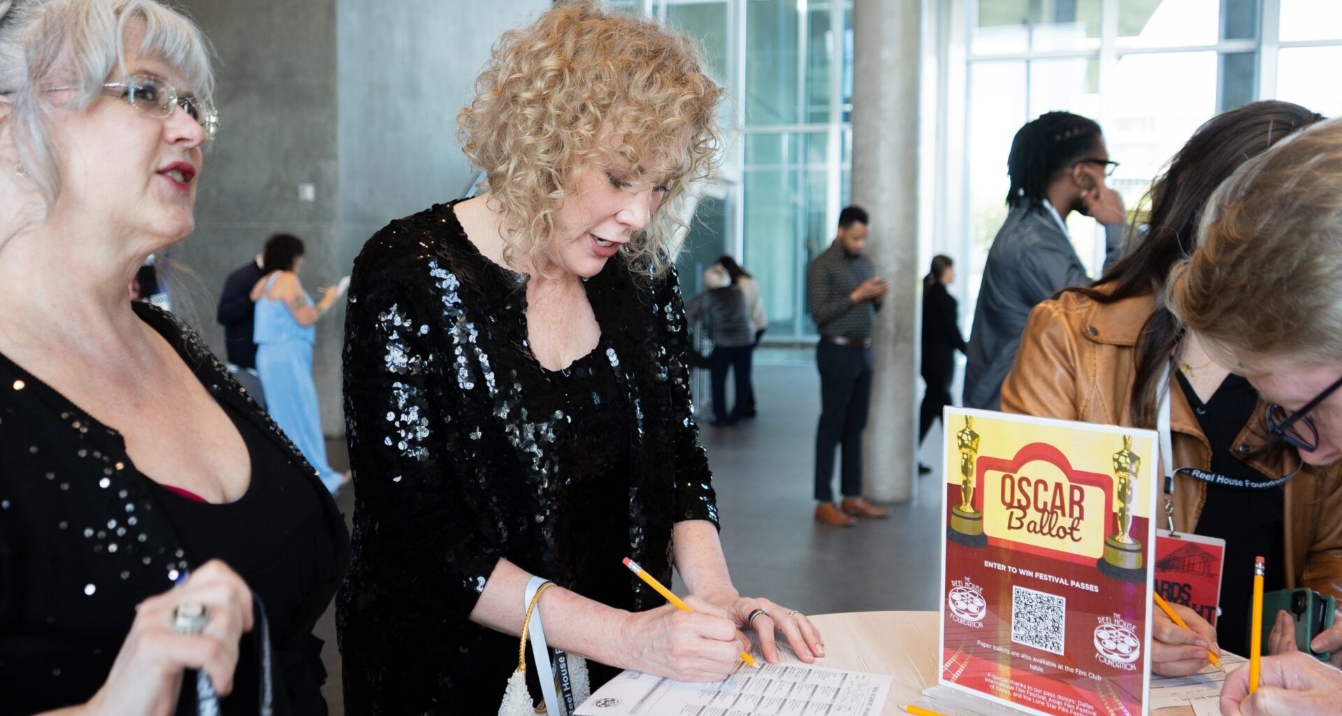 Hollywood glamour comes to Fort Worth for Academy Awards watch party