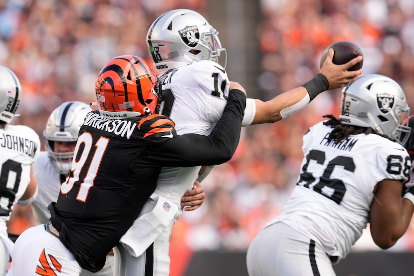 Cincinnati Bengals defensive end Trey Hendrickson, left, sacks Las Vegas Raiders quarterback...