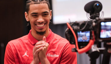 Milos Uzan Gives His Houston Teammates New Custom UH Beats Headphones For the NCAA Tournament