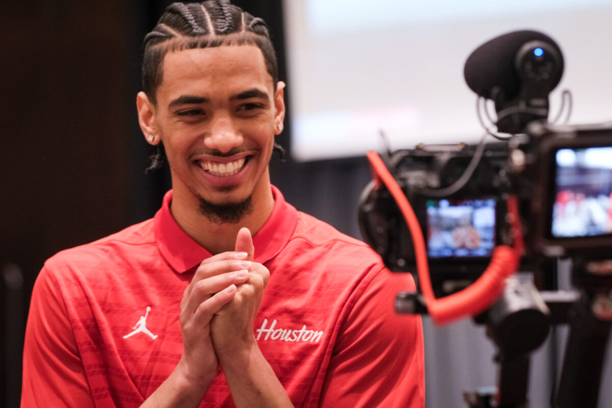 Milos Uzan Gives His Houston Teammates New Custom UH Beats Headphones For the NCAA Tournament