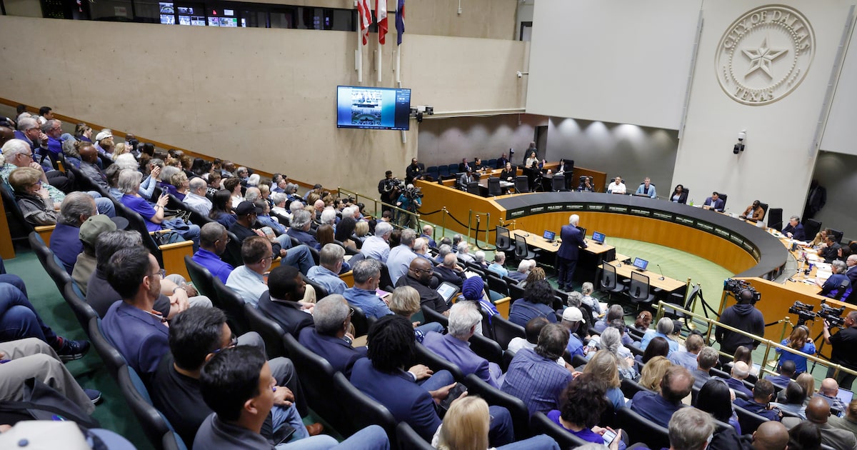 On Dallas City Hall future, residents take the mic, share their opinions