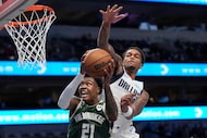 Milwaukee Bucks forward Tyler Smith (21) drives to the basket against Dallas Mavericks...