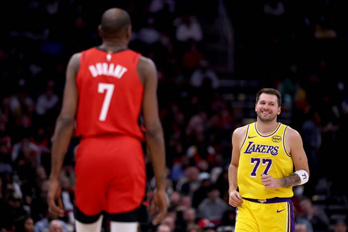 Rockets’ offense stalls in fourth quarter as Lakers cruise to 100-92 win