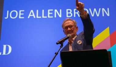 Longtime theater professor, other Tarrant-area art leaders recognized for ‘Heart of Gold’