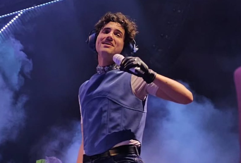 Mexican singer-songwriter Humbe blends R&B and Latin pop into something glossy, hip and engaging.