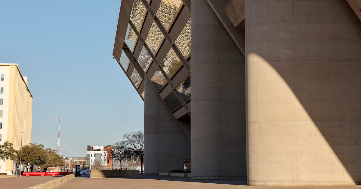 Dallas quietly lined up City Hall site tours for select council members