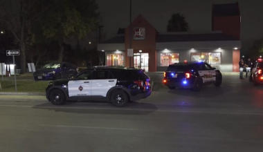 Man shot during robbery at Southwest Side restaurant, police say