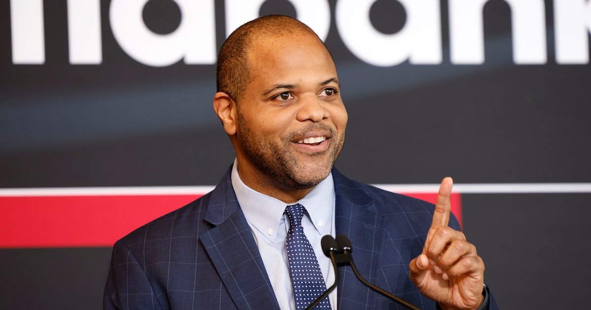 Business leaders sought Dallas Mayor Eric Johnson’s ear, emails show staff stepped in