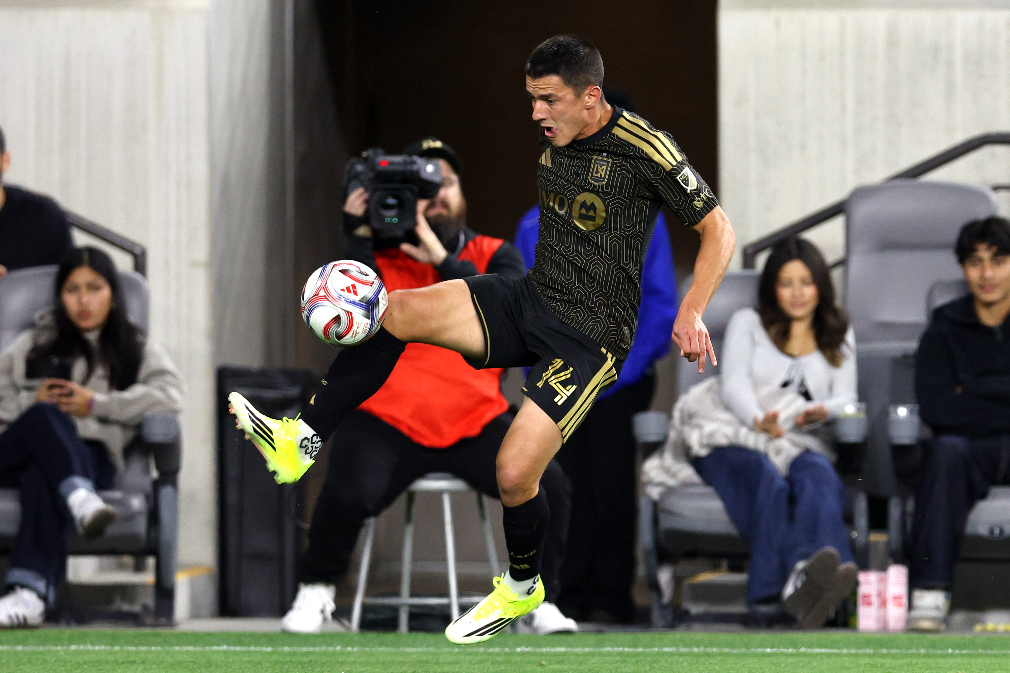 LAFC defender Sergi Palencia (14) recovers the ball against FC...