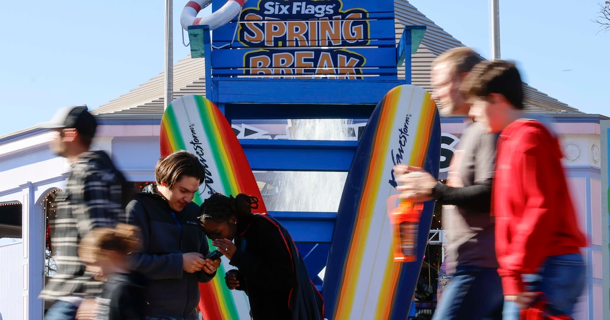 Six Flags appoints new chair amid call for sale