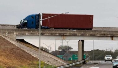 Crash involving 18-wheeler closes I-35 overpass on Northeast Side