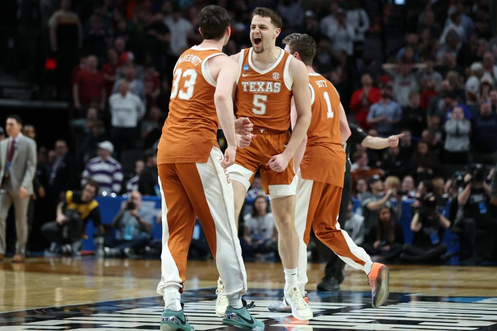 Texas beats Gonzaga 74-68 in 2nd round