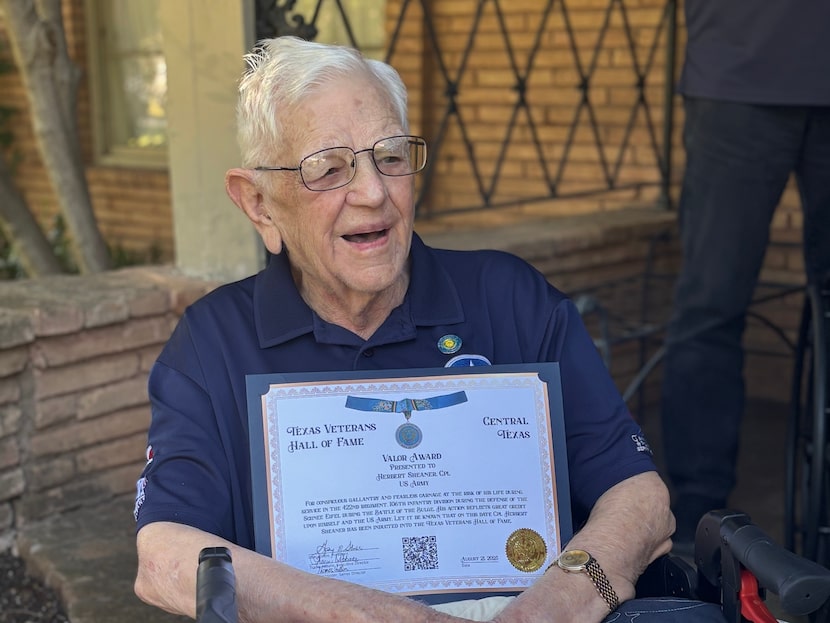 Herb Sheaner receives the Valor Award from the Texas Veterans Hall of Fame in 2025.