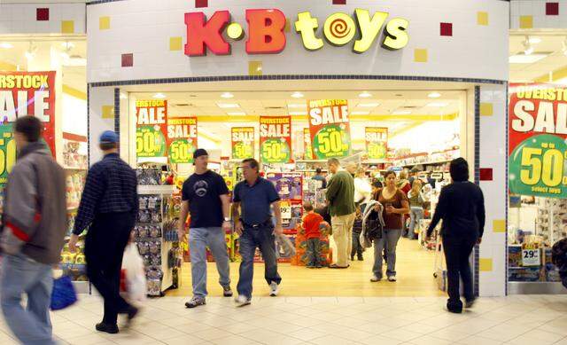 Dec. 24, 2007: Last-minute shoppers at Ridgmar Mall in Fort Worth look for deals on Christmas Eve.