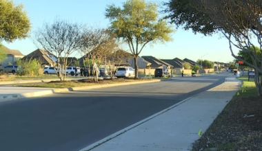 2 suspected car burglars dead after crash while trying to flee deputies in west Bexar County