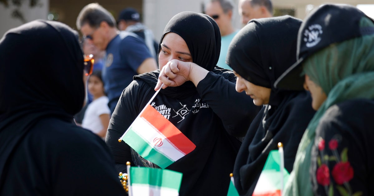 Over a hundred show for Dallas antiwar protest U.S., Israeli attacks on Iran Sunday