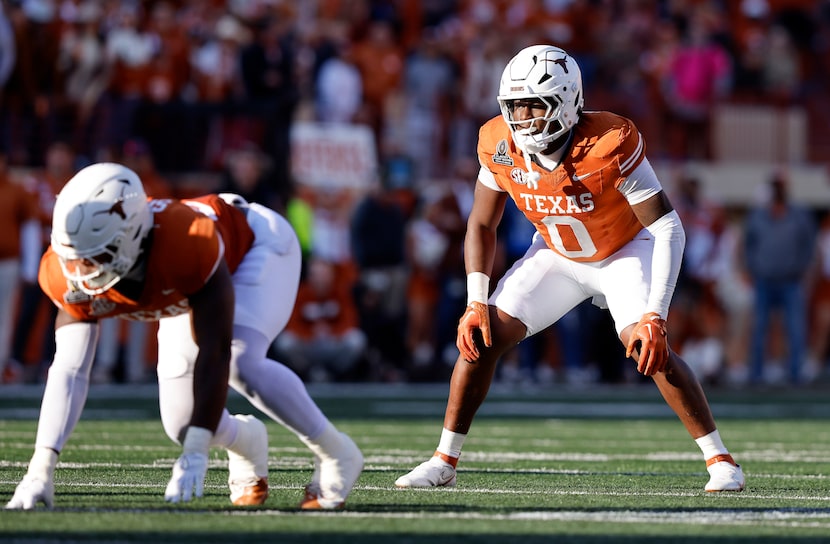 Texas Longhorns linebacker Anthony Hill Jr. (0) lines up against the Clemson Tigers during...