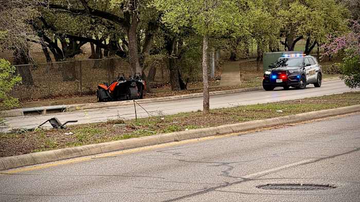 Polaris Slingshot driver dies at hospital after Northwest Side crash, SAPD says