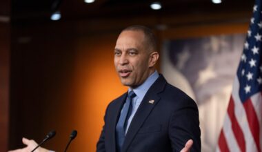 Jeffries urges Texas Democrats to unite behind Talarico after Senate primary