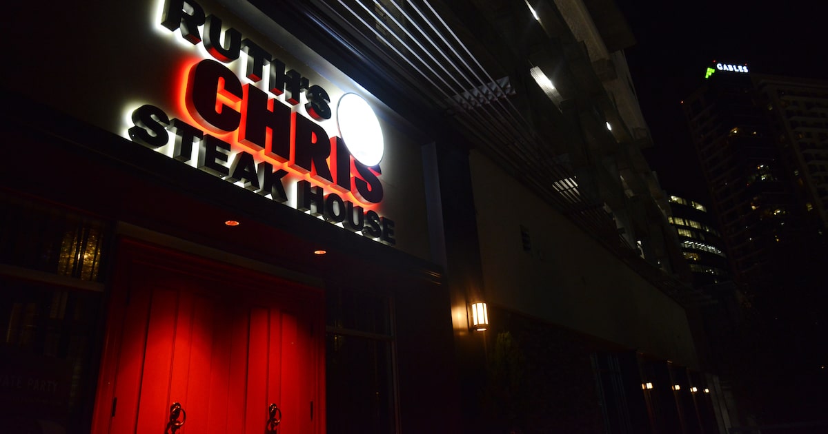 Chili’s calls out Ruth’s Chris Steak House’s dress code, igniting online debate