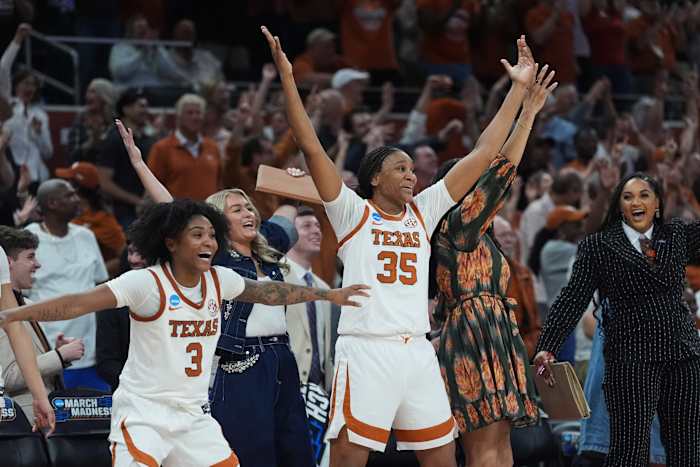 Booker's March Madness moment is career high 40 as No. 1 Texas rolls over Oregon 100-58 to Sweet 16