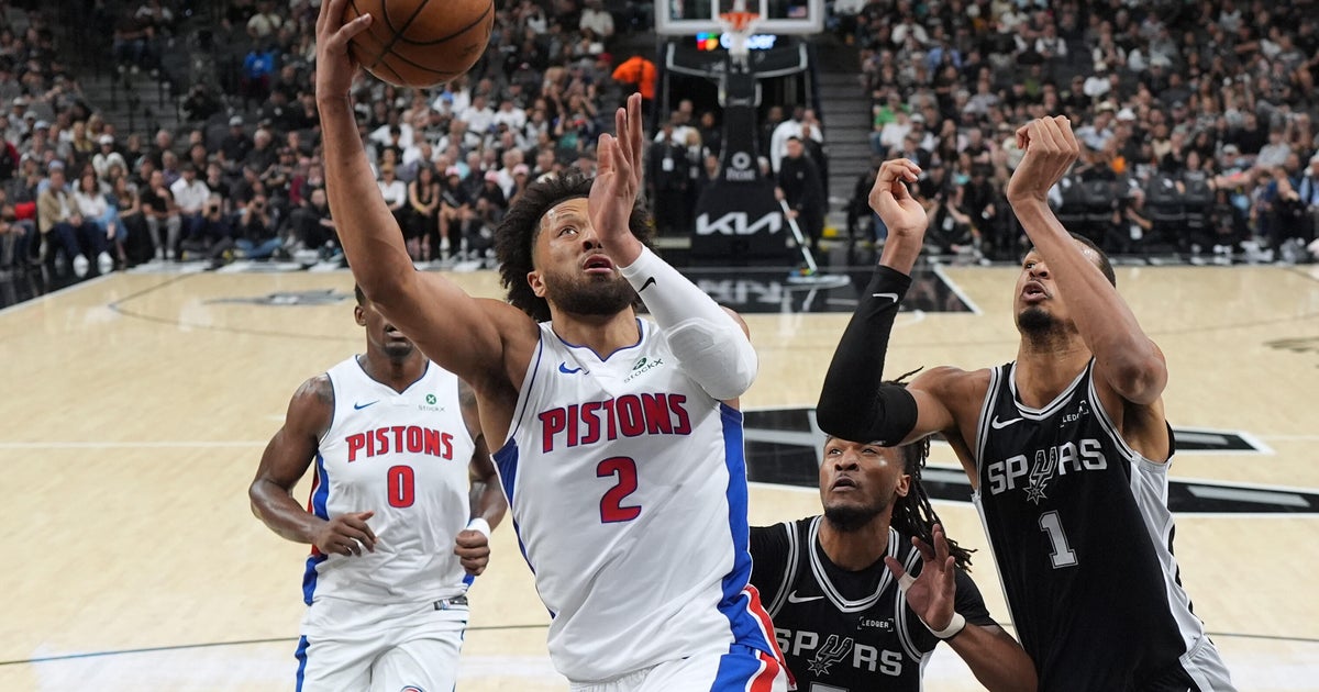 San Antonio Spurs tower over Detroit Pistons in 121-106 victory