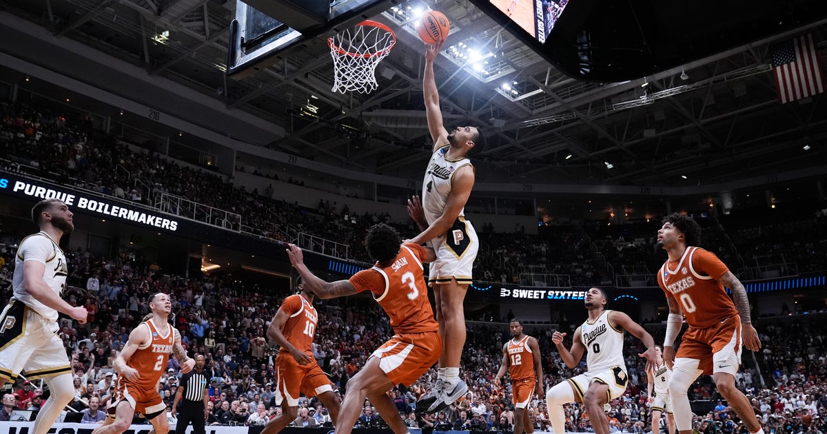 Kaufman-Renn's last-second tip lifts No. 2 Purdue over injured Texas 79-77 in Sweet 16