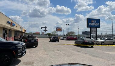 Woman shot during robbery in north Houston, police say