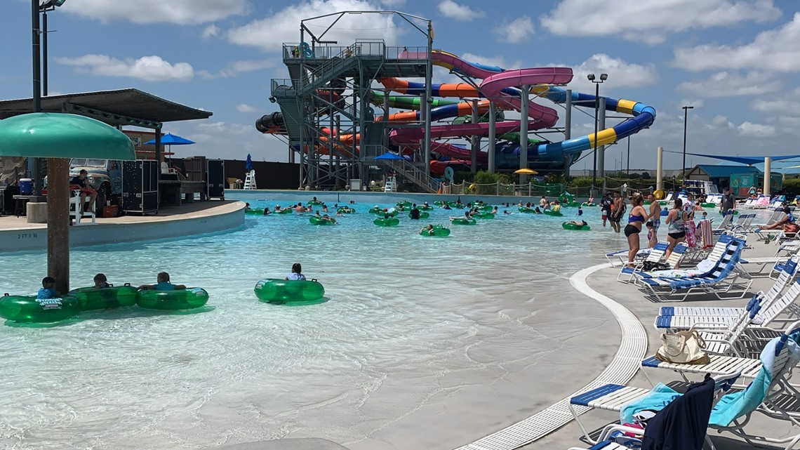 Popular Houston-area waterpark hiring hundreds for summer season