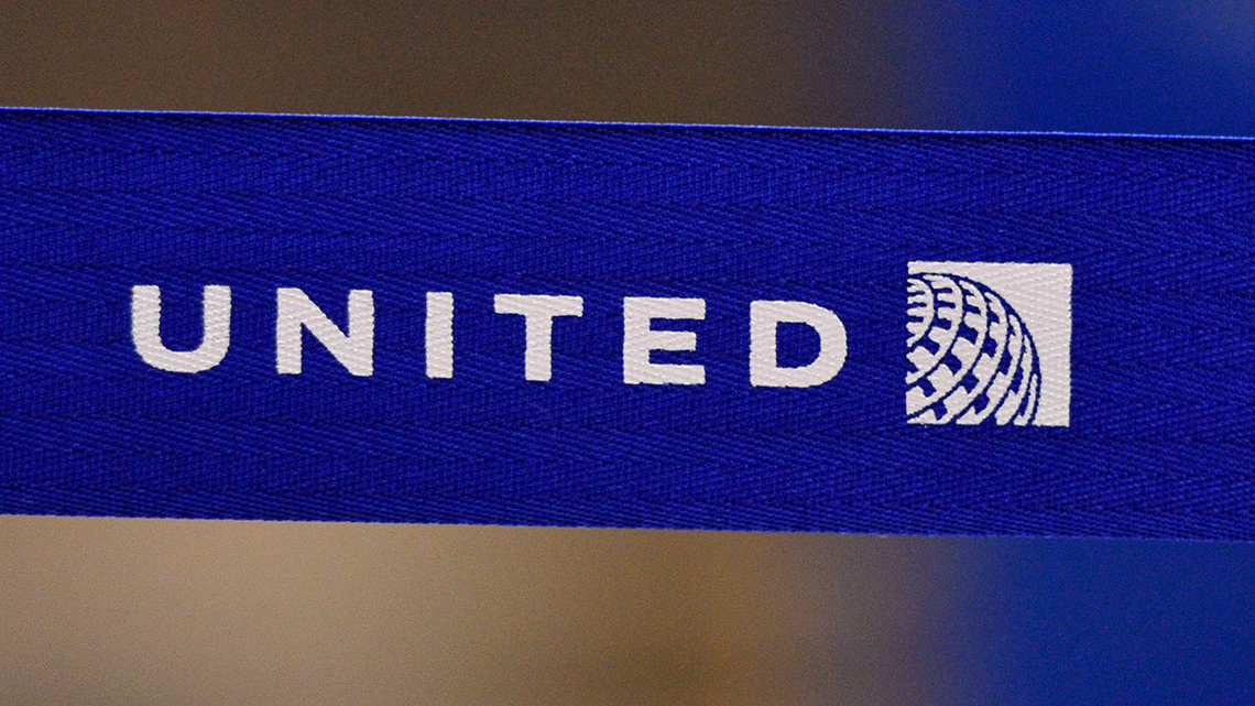 United Express jet bound for Houston diverted after passenger's battery started smoking