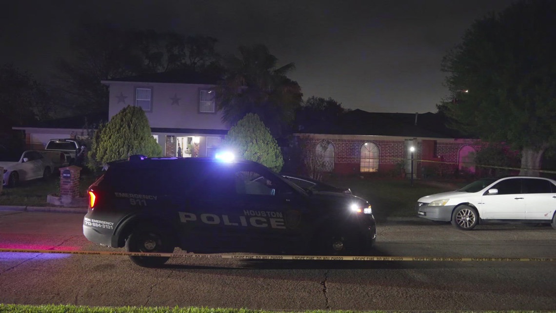 Man shot after forcing way into southwest Houston home