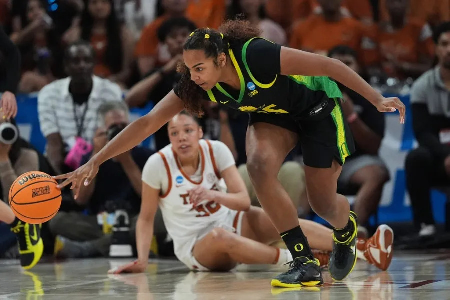 Oregon forward Ehis Etute (35) chases a loose ball as Texas forward Teya Sidberry (32) watches during the first half in the second round of the NCAA college basketball tournament, Sunday, March 22, 2026, in Austin, Texas. (AP Photo/Eric Gay)